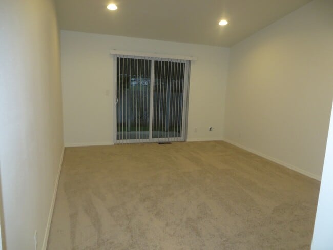 165-167 SE Silverado Ct in Roseburg, OR - Building Photo - Building Photo