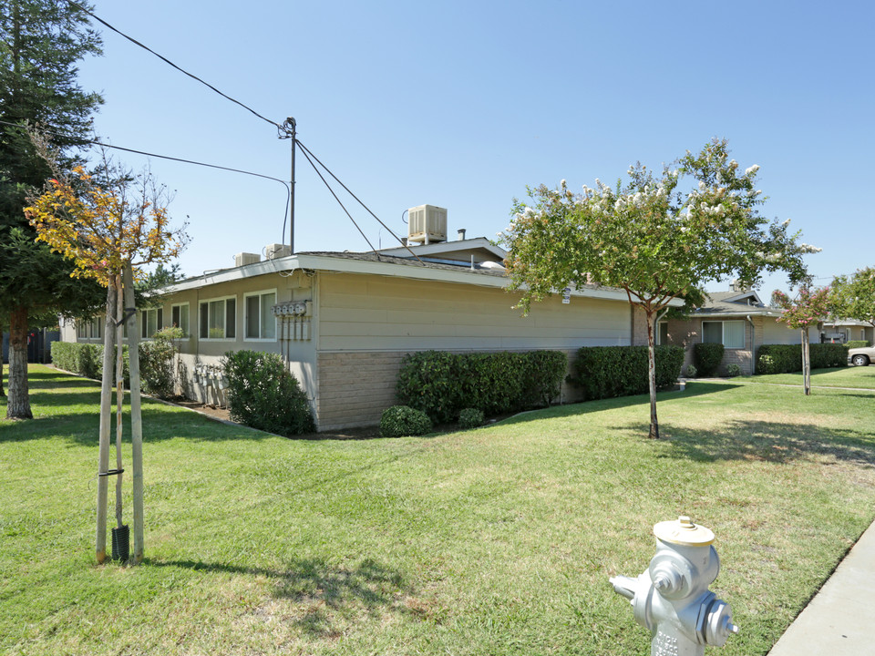 4540 E Sierra Madre Ave in Fresno, CA - Foto de edificio