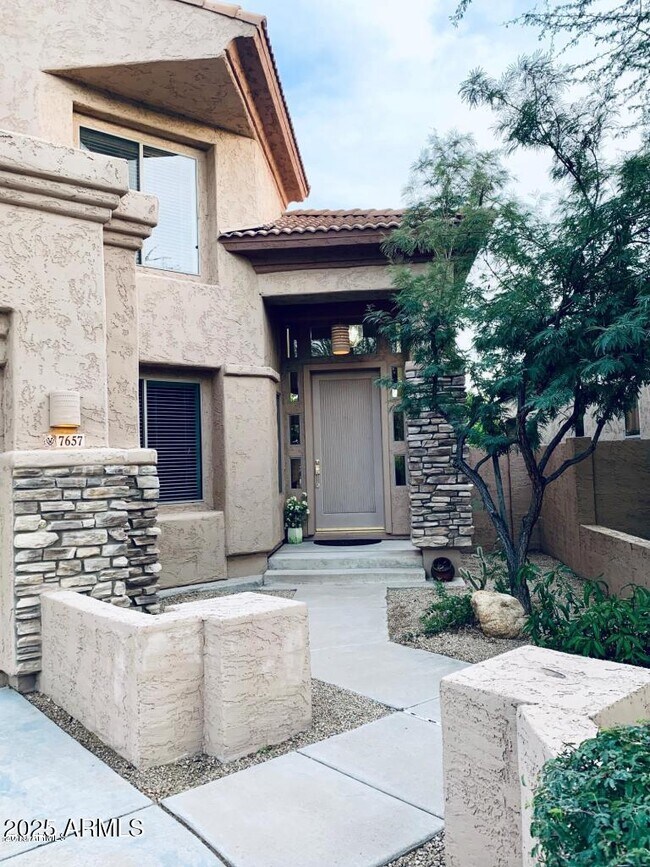 7657 E San Fernando Dr in Scottsdale, AZ - Building Photo - Building Photo