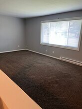 318 Green Meadow Dr in Wautoma, WI - Foto de edificio - Building Photo