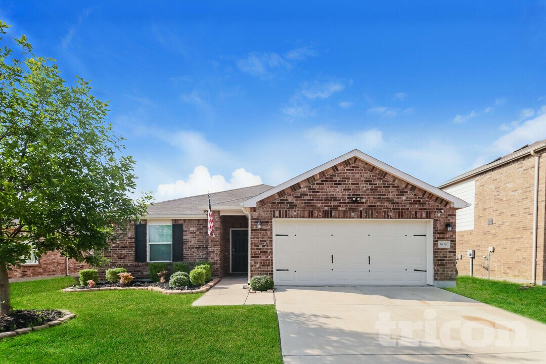 1636 Vernon Dr in Aubrey, TX - Foto de edificio