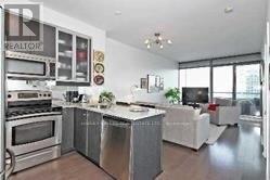 18-2918 Yorkville Ave in Toronto, ON - Building Photo - Building Photo