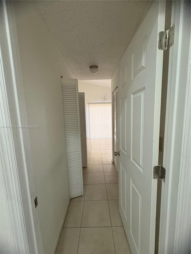 5625 W 26th Ct, Unit 201 in Hialeah, FL - Building Photo - Building Photo