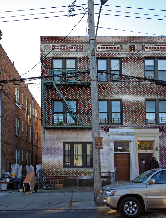 3718 Flatlands Ave in Brooklyn, NY - Foto de edificio - Building Photo