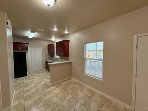 710 Alta Vista Dr in Laredo, TX - Foto de edificio - Building Photo