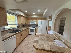 911 SE 31st St in Cape Coral, FL - Building Photo - Building Photo