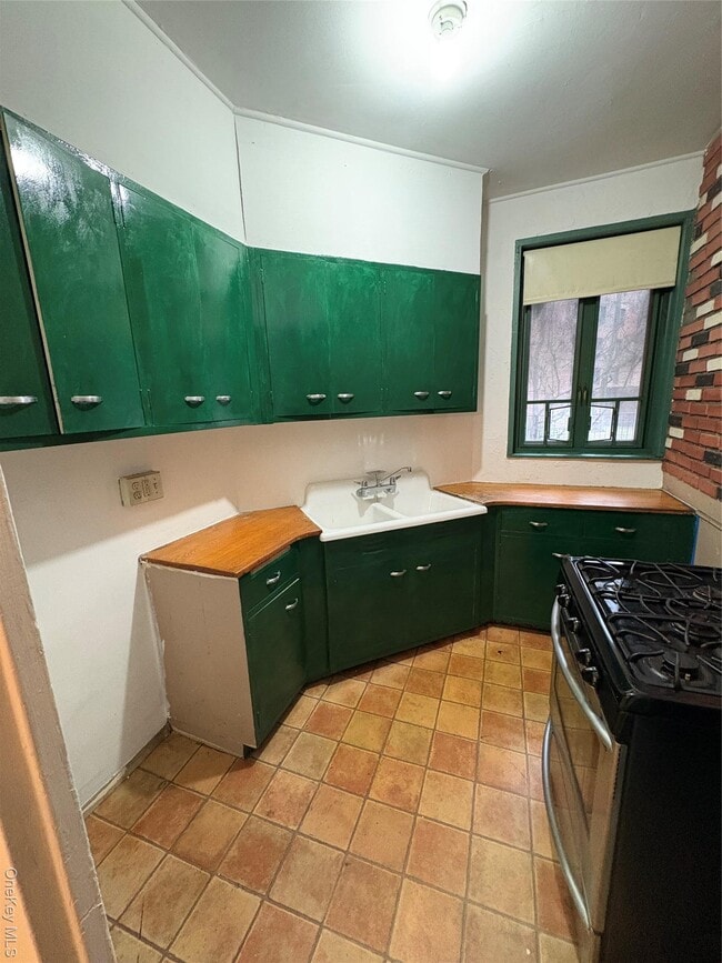 24 Metropolitan Oval in Bronx, NY - Building Photo - Building Photo