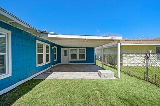105 Pompano Ave in Galveston, TX - Foto de edificio - Building Photo