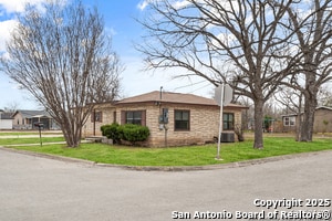 1307 11th St in Hondo, TX - Building Photo - Building Photo