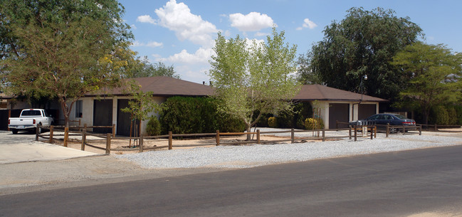 22462 Miramot Rd in Apple Valley, CA - Building Photo - Building Photo