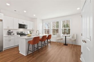 195 W Lake Ave NW, Unit 2 in Atlanta, GA - Foto de edificio - Building Photo