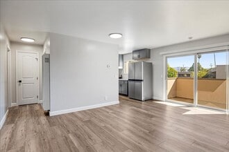 Plaza Apartments in Salinas, CA - Foto de edificio - Building Photo