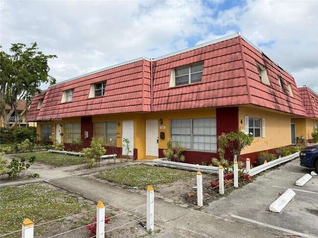 5327 NW 27th St in Lauderhill, FL - Building Photo - Building Photo