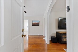 1819 Branard St in Houston, TX - Foto de edificio - Building Photo