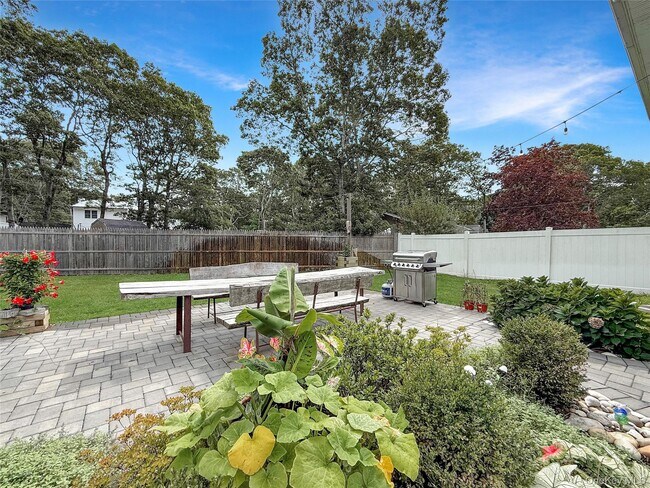 8 Westerly Ct in Hampton Bays, NY - Building Photo - Building Photo