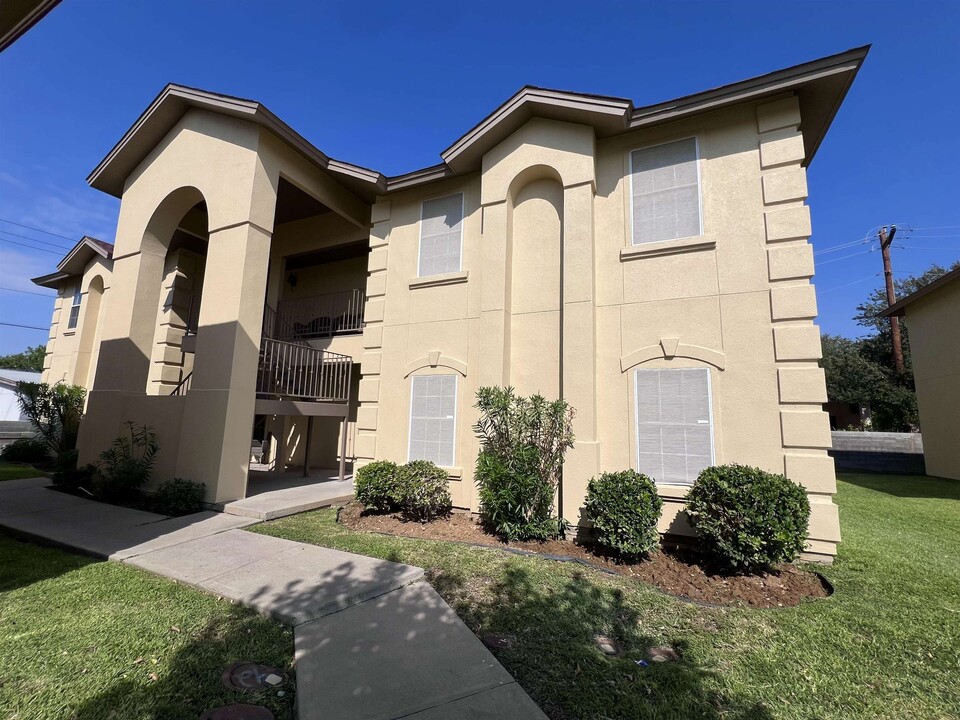 9804 Cantera Ct in Laredo, TX - Building Photo
