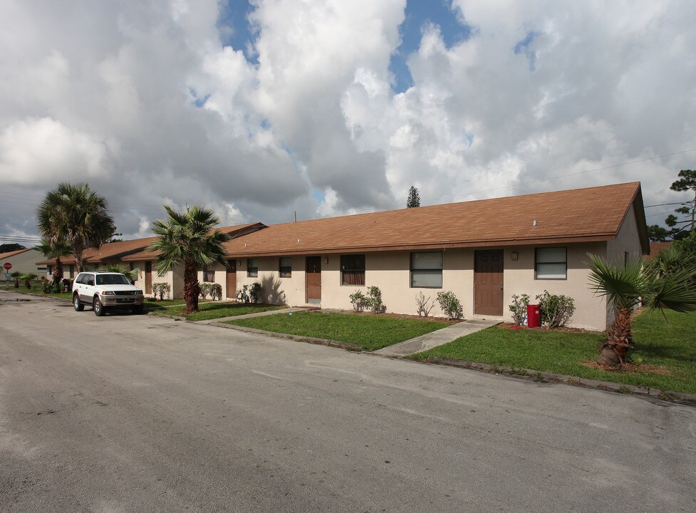 5211 Stacy St in West Palm Beach, FL - Foto de edificio