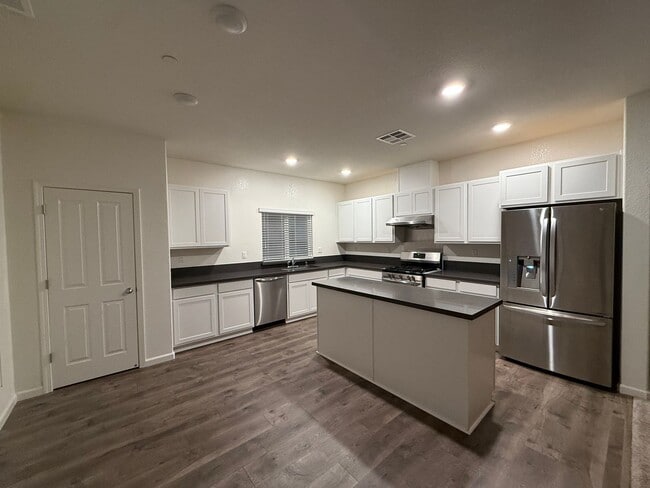 8228 Kossum Wy in Elk Grove, CA - Building Photo - Building Photo