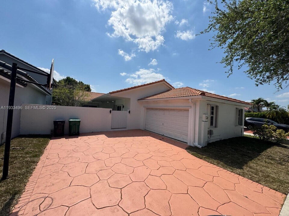 8754 NW 149th Terrace in Hialeah, FL - Building Photo