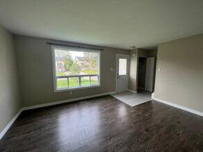 Denne Crescent Townhouse in Peterborough, ON - Building Photo - Building Photo