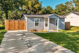 Room in House on Houghton Ave in Fort Worth, TX - Building Photo - Building Photo