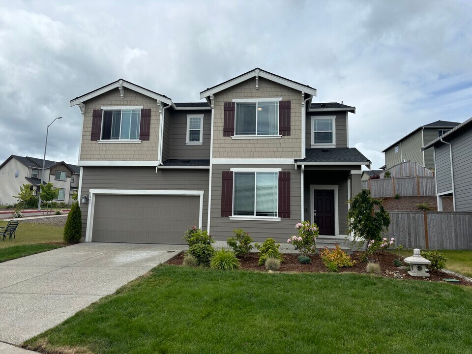 1043 Baker Hts Lp in Bremerton, WA - Building Photo