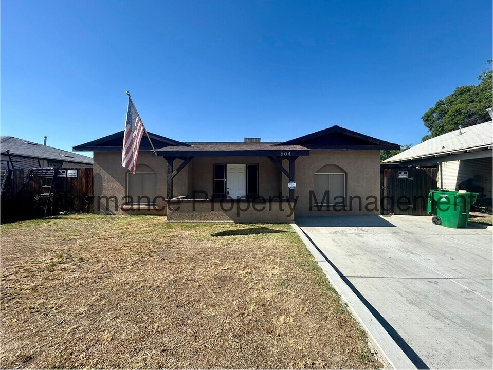 604 Woodrow Ave in Bakersfield, CA - Foto de edificio