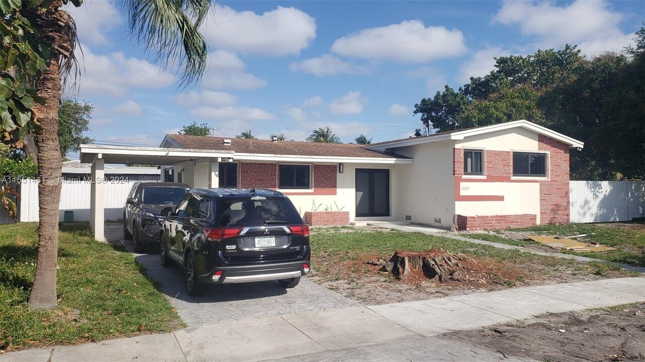 585 NE 179th Dr in North Miami Beach, FL - Building Photo