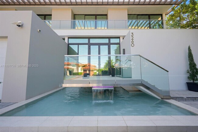 3260 NE 165th St in North Miami Beach, FL - Building Photo - Building Photo