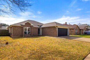 2847 Red Oak Dr in Grand Prairie, TX - Building Photo