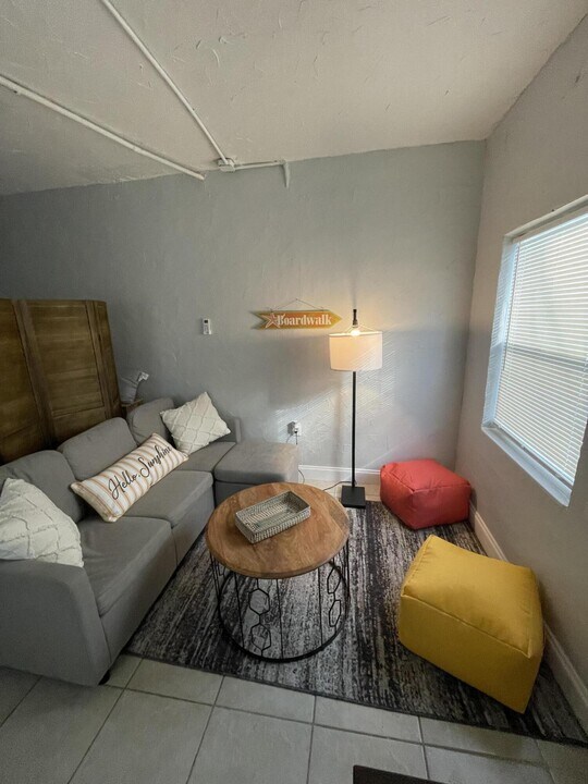 619 Selkirk St in West Palm Beach, FL - Building Photo
