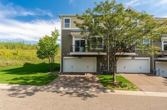 11280 Sand Castle Dr in Woodbury, MN - Building Photo - Building Photo