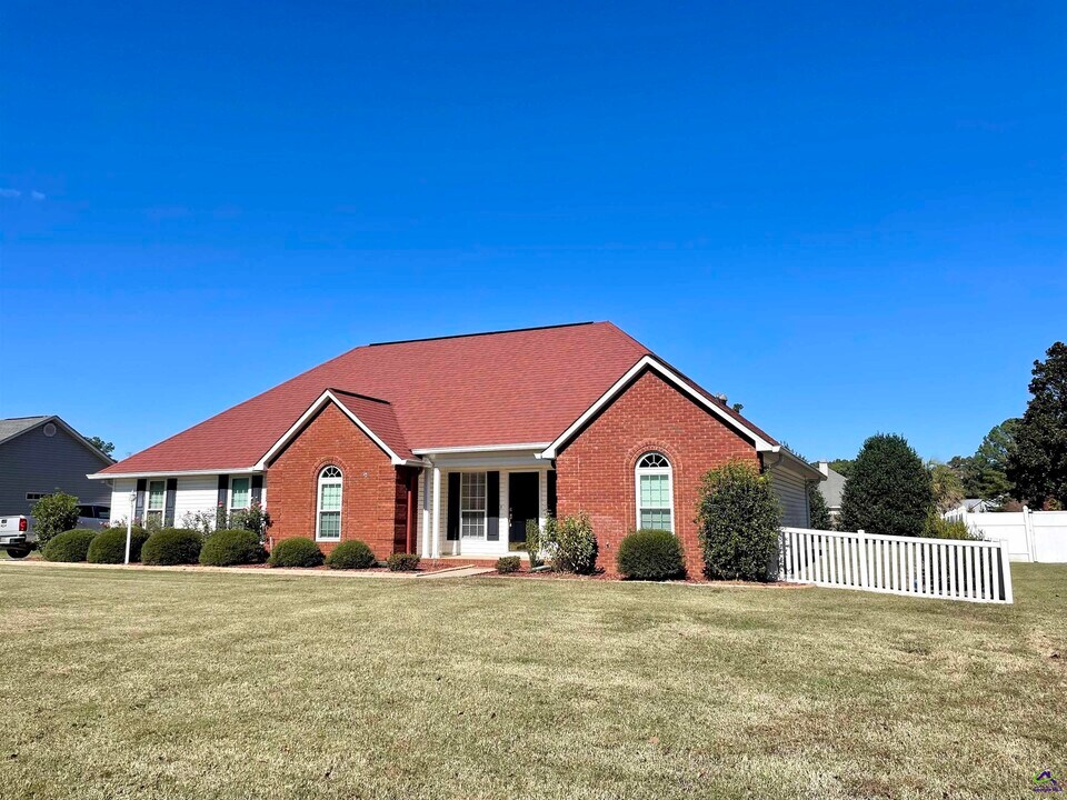 205 Ellicott Dr in Warner Robins, GA - Building Photo