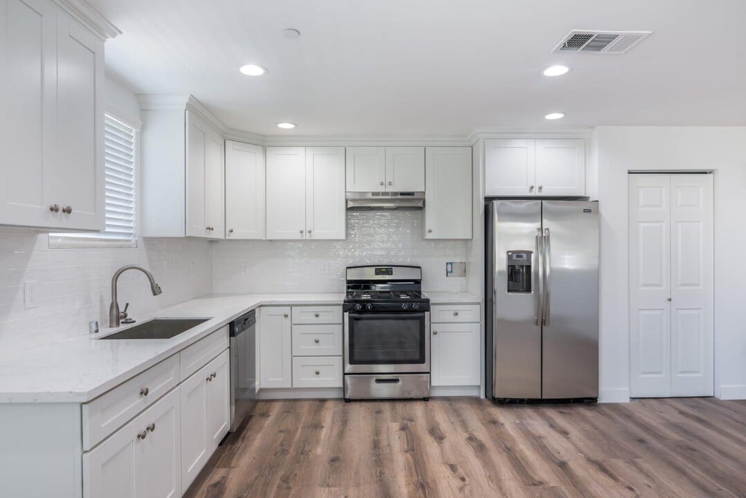 1255 W 8th St in Los Angeles, CA - Building Photo