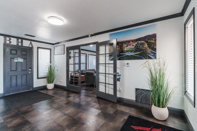 Bordeaux House Apartments in Atascadero, CA - Foto de edificio - Lobby