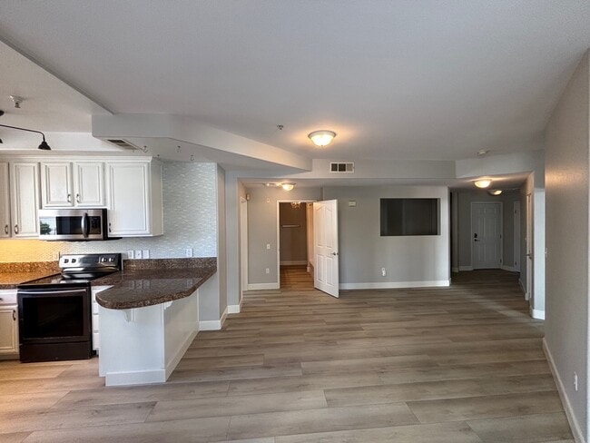 235 Market St, Unit 206 in San Diego, CA - Foto de edificio - Building Photo