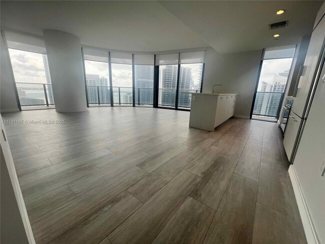 45 SW 9th St in Miami, FL - Building Photo - Building Photo