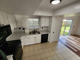 14919 Old Pointe Rd in Tampa, FL - Building Photo