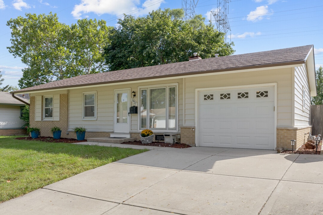 1031 Maple Ln in Elk Grove Village, IL - Building Photo