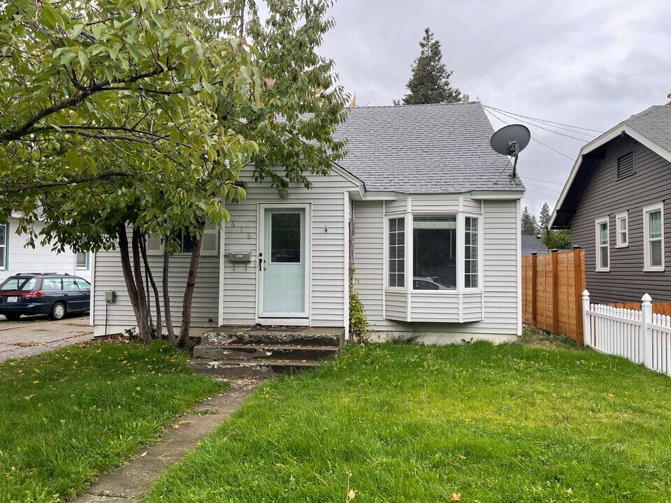 616 E 33rd Ave in Spokane, WA - Foto de edificio
