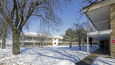 Manor House Apartments in Warren, MI - Foto de edificio - Building Photo