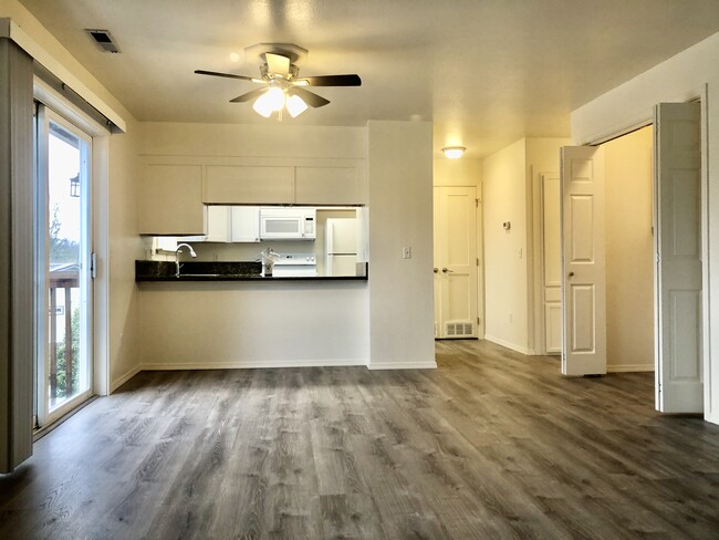 583 Van Wey Cir, Unit D in Eagle Point, OR - Building Photo - Building Photo