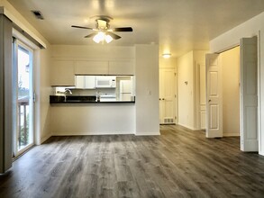 583 Van Wey Cir, Unit D in Eagle Point, OR - Foto de edificio - Building Photo