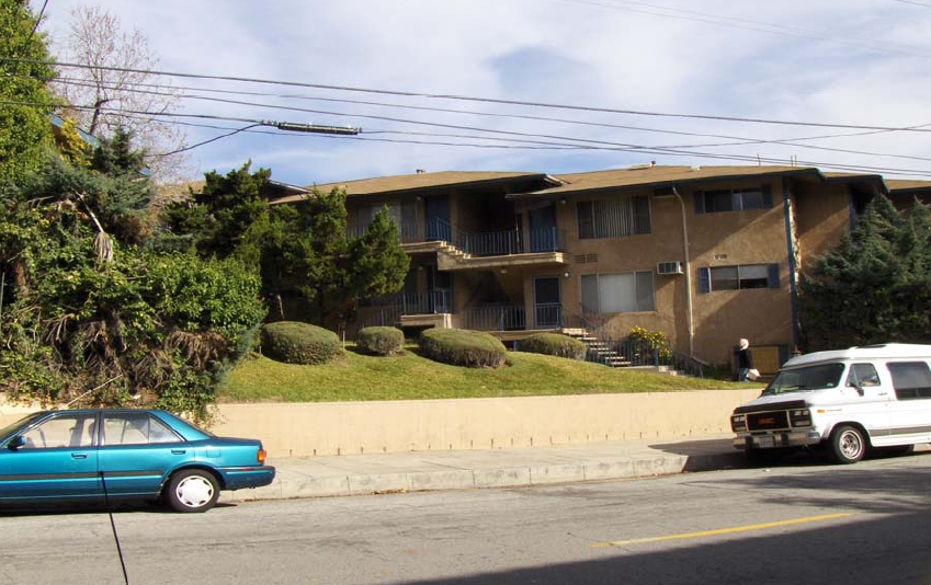 3227 Altura Ave in La Crescenta, CA - Foto de edificio