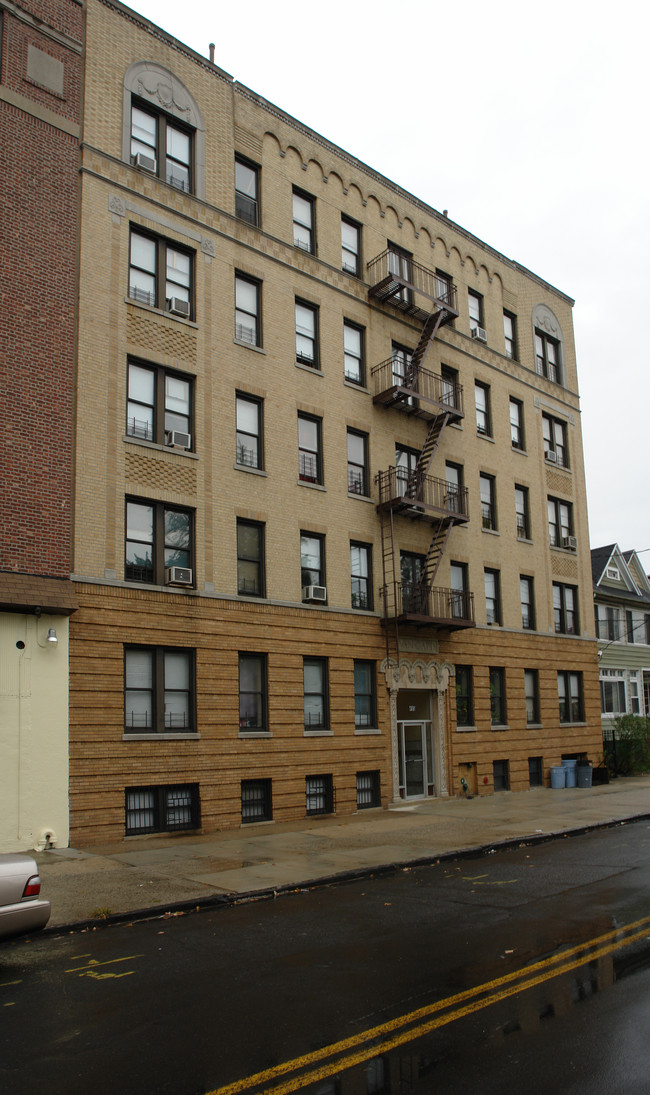 495 Van Cortlandt Park Ave in Yonkers, NY - Foto de edificio - Building Photo