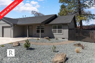 31 Erickson Ave in Shady Cove, OR - Building Photo