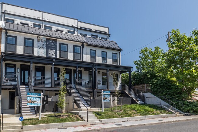 753 Columbia Rd NW in Washington, DC - Foto de edificio - Building Photo