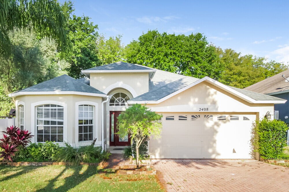 2408 Valhalla Dr in Tavares, FL - Building Photo