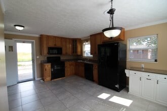 101 E Magnolia Ln in Oak Ridge, TN - Building Photo - Building Photo