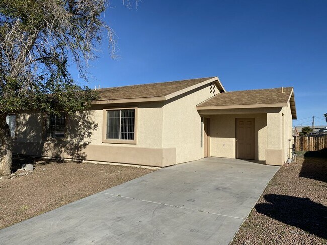1681 Shamrock Rd in Bullhead City, AZ - Foto de edificio - Building Photo